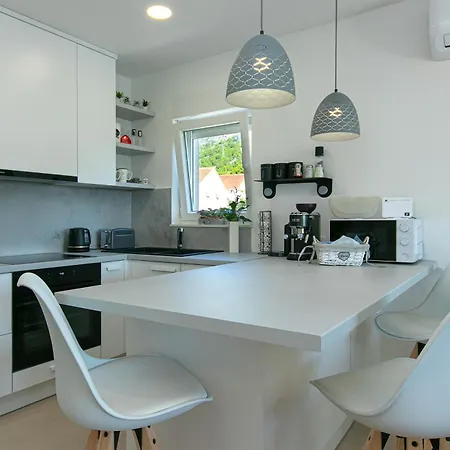 Ema Apartment